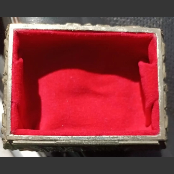 Vintage Metal Pressed Trinket Jewelry Box Colonial Style Red Velvet Lined - Picture 4 of 11